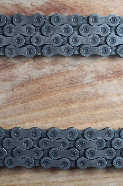 Фоновое Изображение Цепи Горного Велосипеда Лежащего Деревянном Столе Магазине Велосипедов — стоковое фото