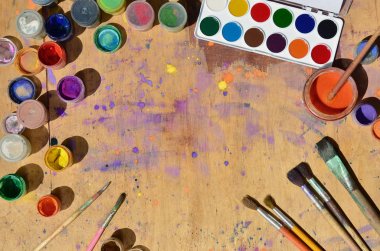 Natürmort fırçalar bir sürü ve jars-in suluboya ve goua ile