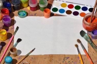 Natürmort boş kağıt, fırçalar ve suluboya kavanoz ve 