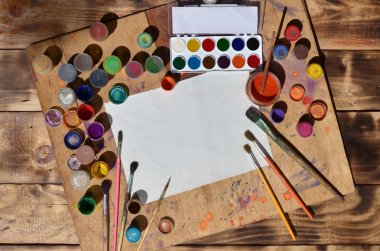 Natürmort boş kağıt, fırçalar ve suluboya kavanoz ve 