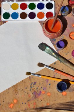 Natürmort boş kağıt, fırçalar ve suluboya kavanoz ve 