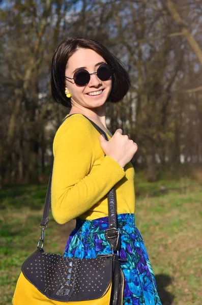 Radosna dziewczyna w jasny żółty sweterek przeprowadzi sterow — Zdjęcie stockowe