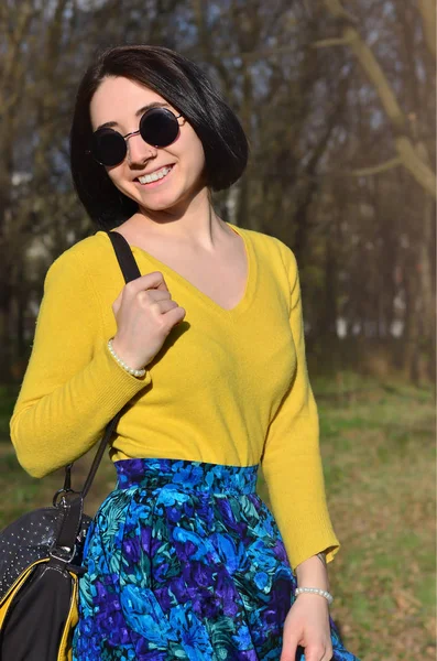 Radosna dziewczyna w jasny żółty sweterek przeprowadzi sterow — Zdjęcie stockowe
