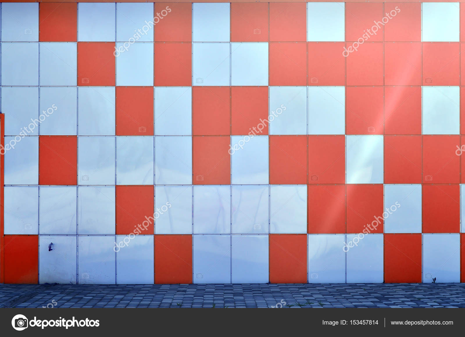 Die Textur Der Metallwand Gerahmt In Form Von Farbigen Quadraten Aus Zwei Farben Stockfoto C Mehaniq 153457814