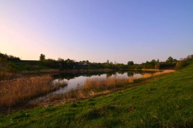 Bir yol engebeli arazi boyunca ile manzara