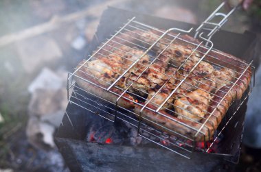 Şiş kebap üzerinden tavuk kanatları alanında yanmış