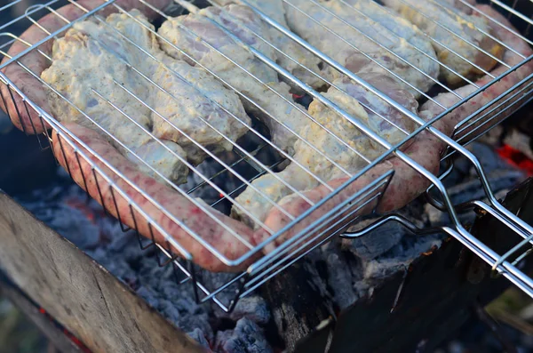 Se fríen en el campo brochetas de alitas de pollo — Foto de Stock