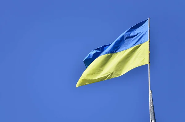 Ukrainische Flagge Gegen Den Blauen Wolkenlosen Himmel Die Offizielle Flagge — Stockfoto