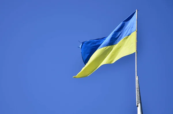 Bandiera ucraina sullo sfondo di un cielo blu senza nuvole — Foto Stock