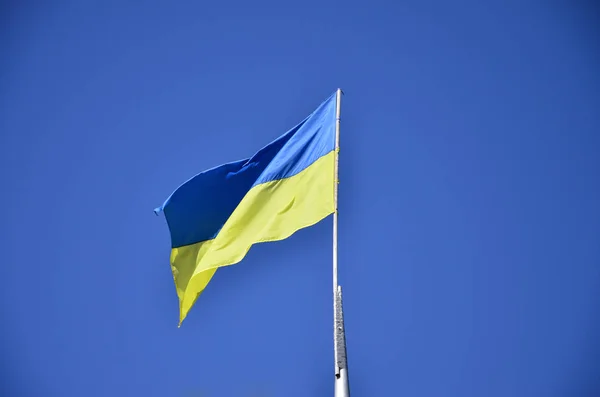 Флаг Украины на фоне безоблачного голубого неба — стоковое фото