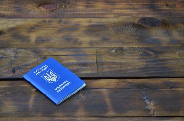 Fotoğraf karanlık bir ahşap yüzeye yalan Ukrayna yabancı pasaportu