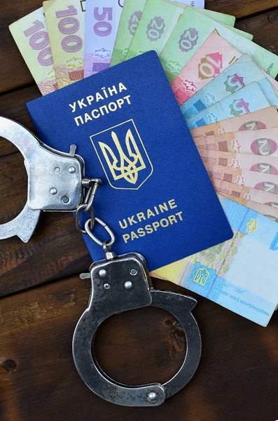 ウクライナの外国のパスポートの写真、一定のウクライナのお金と警察手錠します。 — ストック写真