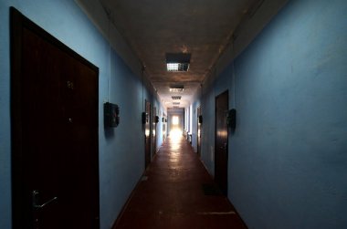 İhmal edilen bir kamu Binası kasvetli koridor. Bir yoksul konut yüksek katlı binada kamusal alan