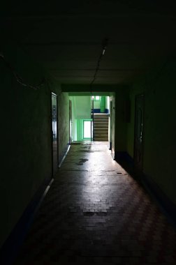 İhmal edilen bir kamu Binası kasvetli koridor. Bir yoksul konut yüksek katlı binada kamusal alan