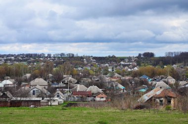Kırsal manzara pek çok özel evler ve yeşil ağaçlar