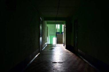 İhmal edilen bir kamu binası kasvetli koridor