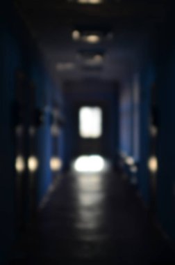 İhmal edilen bir kamu Binası, kasvetli koridor bulanık görüntü. Bir yoksul konut yüksek katlı binada bir kamusal alan ufuk resmi