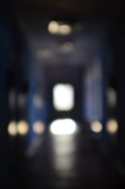 İhmal edilen bir kamu Binası, kasvetli koridor bulanık görüntü. Bir yoksul konut yüksek katlı binada bir kamusal alan ufuk resmi