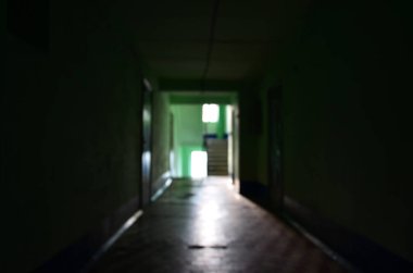 İhmal edilen bir kamu Binası, kasvetli koridor bulanık görüntü. Bir yoksul konut yüksek katlı binada bir kamusal alan ufuk resmi