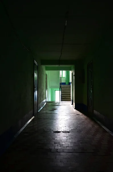 The gloomy corridor of a neglected public building — Stock Photo, Image