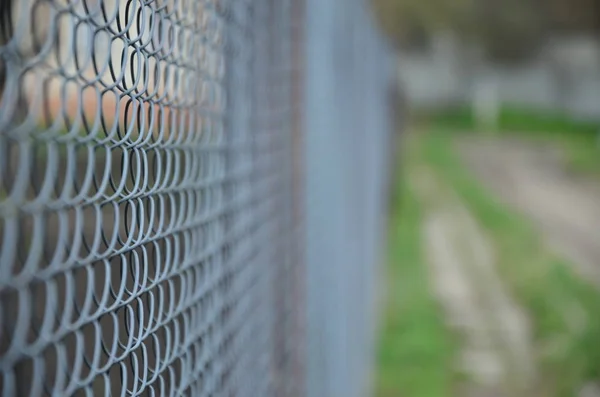 Foto eines Metallnetzes, das als Zaun für Privateigentum dient — Stockfoto