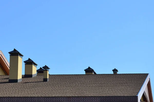 Modern tető és dekoráció a kémények — Stock Fotó