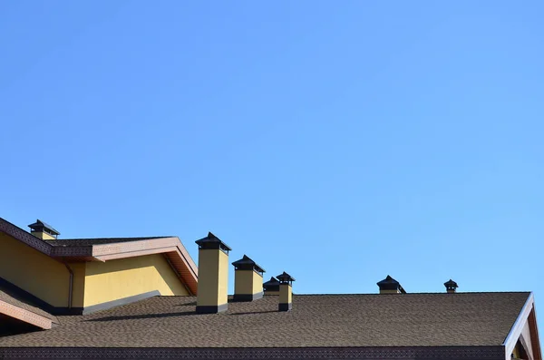 Telhados modernos e decoração de chaminés — Fotografia de Stock