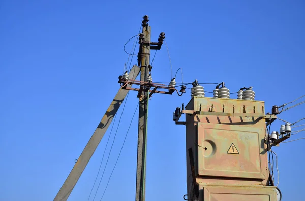 Ancien Obsolète Transformateur Électrique Sur Fond Ciel Bleu Sans Nuages — Photo