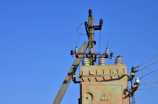 Old Obsolete Electrical Transformer Background Cloudless Blue Sky Device Distribution — Stock Photo, Image