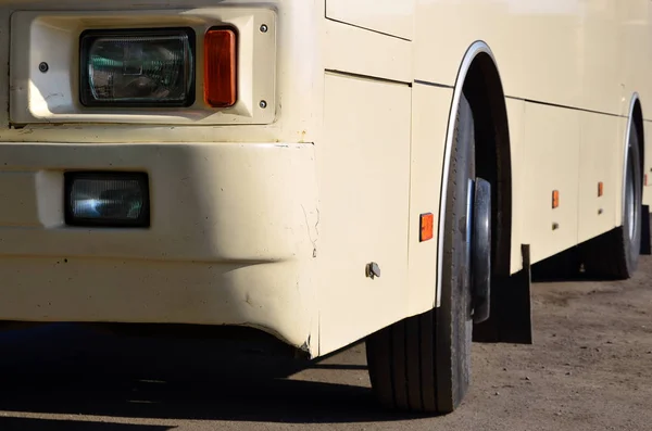 Zdjęcie Kadłuba Duże Długie Żółty Autobus Szczelnie Góry Widok Przodu — Zdjęcie stockowe