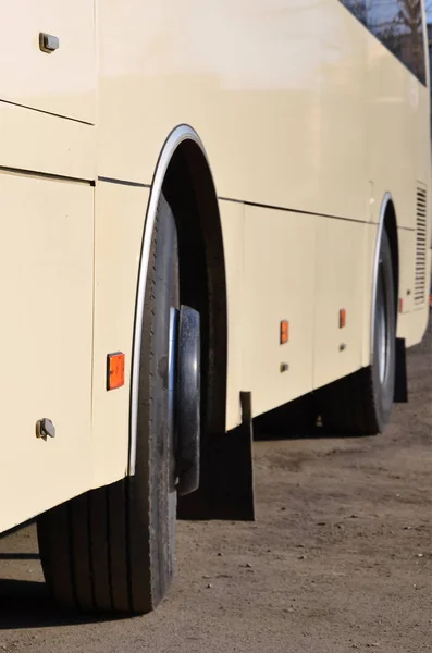 Foto Des Rumpfes Eines Großen Und Langen Gelben Busses Nahaufnahme — Stockfoto