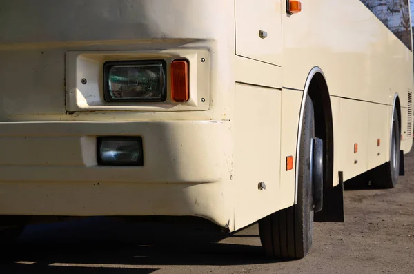 Foto Van Romp Van Een Groot Lang Gele Bus Vooraanzicht — Stockfoto