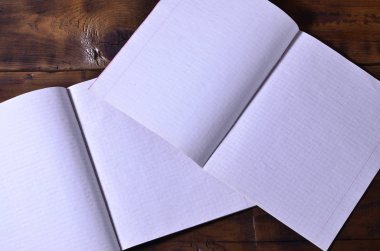 Bir temiz beyaz okul çek defteri kahverengi ahşap arka plan üzerinde fotoğraf. Fikir veya ileti kavramı. Metin için yeterince boş alana