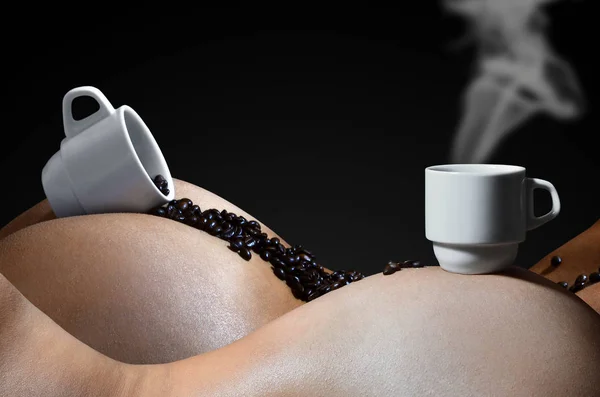 Ett Fotografi Två Vita Koppar Hett Kaffe Med Massor Kaffebönor — Stockfoto