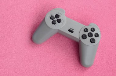 Oyun oyunlar kavramı. Tek yastık joystick tüylü pembe Polar kumaş battaniye var yatıyor. Denetleyicisi için arka plan dokusu hafif pembe yumuşak peluş Polar malzeme video oyunlar