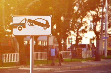 Gemide bir binek otomobil yükseltir bir araba çekici kamyonu gösterir bir yol işareti