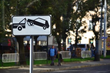 Gemide bir binek otomobil yükseltir bir araba çekici kamyonu gösterir bir yol işareti
