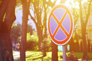 Yuvarlak yol işareti mavi bir arka plan üzerinde kırmızı bir çarpı işareti ile. Bir işaret bir park yasağı anlamına gelir.