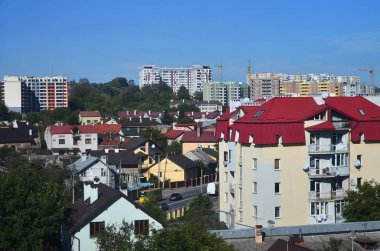 Bulutsuz bir gökyüzü altında modern evlerin çatıları. Metal çatı kaplama yöntemi