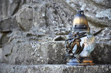 Eski bir mezar odası taş yüzeyinde metal bir lamba standları