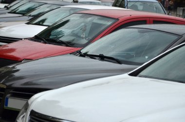Birkaç otomobil çatılar. Bir sürü araba stand yakın kalabalık saatte