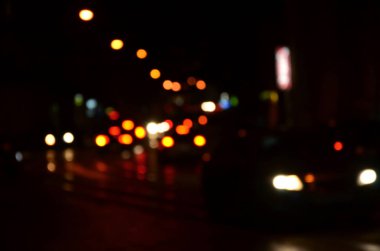 Karayolunda trafik bulanık gece sahne. Ufuk görüntü ile ışıklı farlar seyahat otomobil. Bokeh sanat