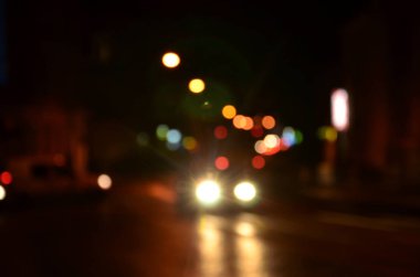Karayolunda trafik bulanık gece sahne. Ufuk görüntü ile ışıklı farlar seyahat otomobil. Bokeh sanat
