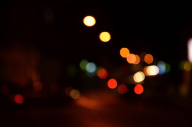 Karayolunda trafik bulanık gece sahne. Ufuk görüntü ile ışıklı farlar seyahat otomobil. Bokeh sanat