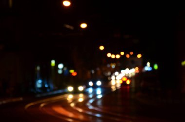 Karayolunda trafik bulanık gece sahne. Ufuk görüntü ile ışıklı farlar seyahat otomobil. Bokeh sanat