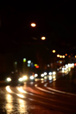 Karayolunda trafik bulanık gece sahne. Ufuk görüntü ile ışıklı farlar seyahat otomobil. Bokeh sanat