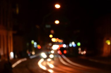 Karayolunda trafik bulanık gece sahne. Ufuk görüntü ile ışıklı farlar seyahat otomobil. Bokeh sanat