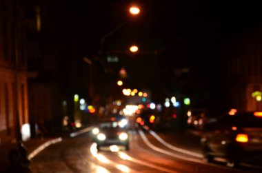 Karayolunda trafik bulanık gece sahne. Ufuk görüntü ile ışıklı farlar seyahat otomobil. Bokeh sanat