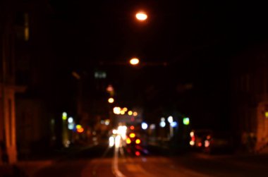 Karayolunda trafik bulanık gece sahne. Ufuk görüntü ile ışıklı farlar seyahat otomobil. Bokeh sanat