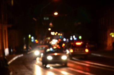 Karayolunda trafik bulanık gece sahne. Ufuk görüntü ile ışıklı farlar seyahat otomobil. Bokeh sanat
